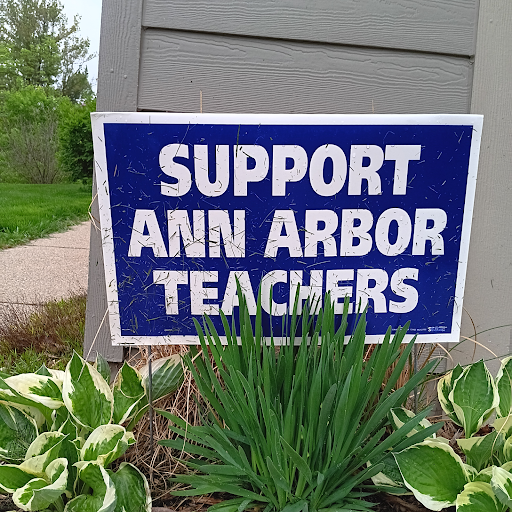 The AAPS budget crisis has pushed community members to put up “Support Ann Arbor Teachers” signs.