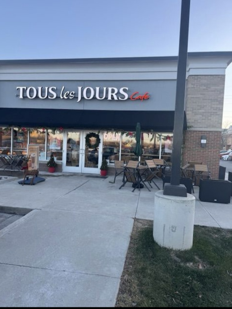 The front entrance of Tous Les Jours.
