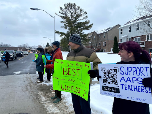 When driveline began at Clague on Feb.3, the community was greeted with an informational picket about Ann Arbor educators working without a contract. Photo courtesy of Alison Jeeter.